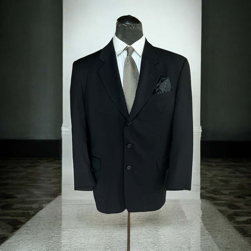 Classic Black Blazer with Structured Shoulders and Notched Lapels 100% Wool.
☑️